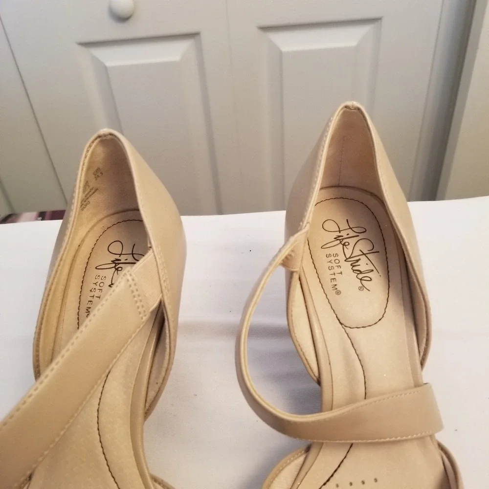 LifeStride Soft System Nude Beige Asymmetrical Strap Pointed Toe Pumps Size 7.5M